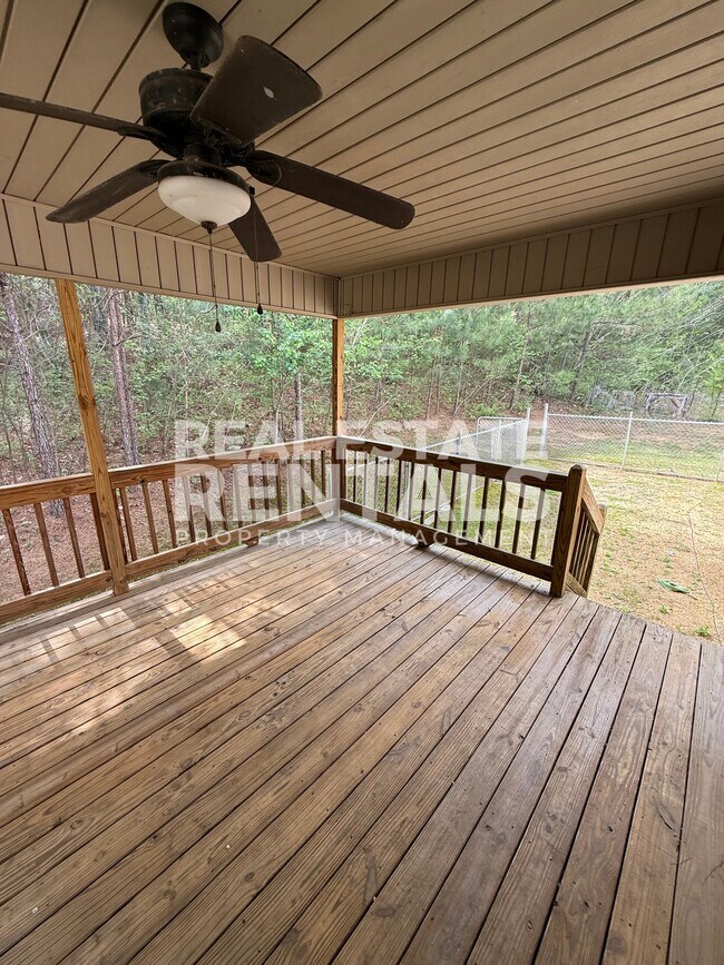 Building Photo - 3083 Lakeview Cir