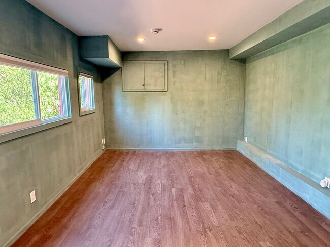 Building Photo - 1915 Apex Ave