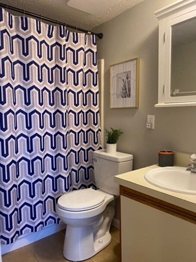 Building Photo - Fully Furnished Month to Month Condo Convenient to FSU Downtown Tallahassee