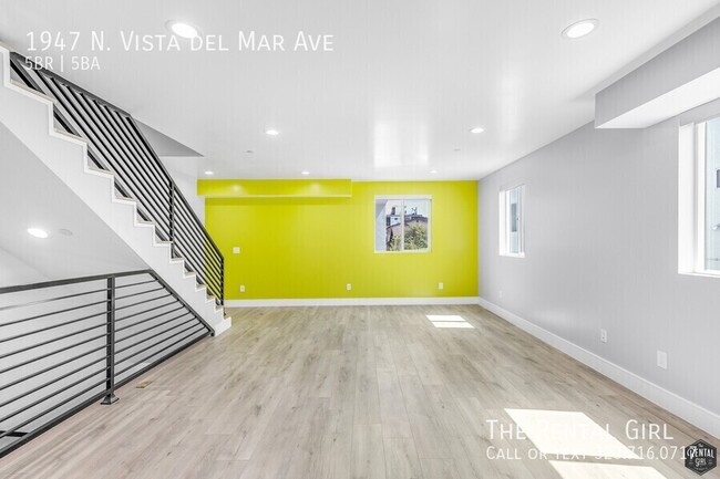 Building Photo - Hot-to-Go 5BR Townhome in Hollywood Dell w...