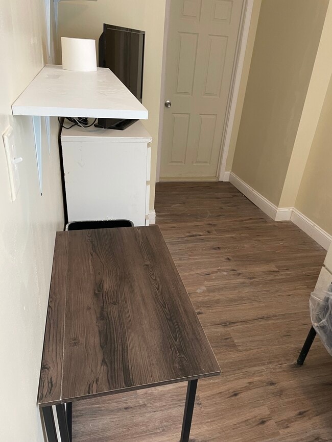 $900 APARTMENT 1F - 5321 Chestnut St