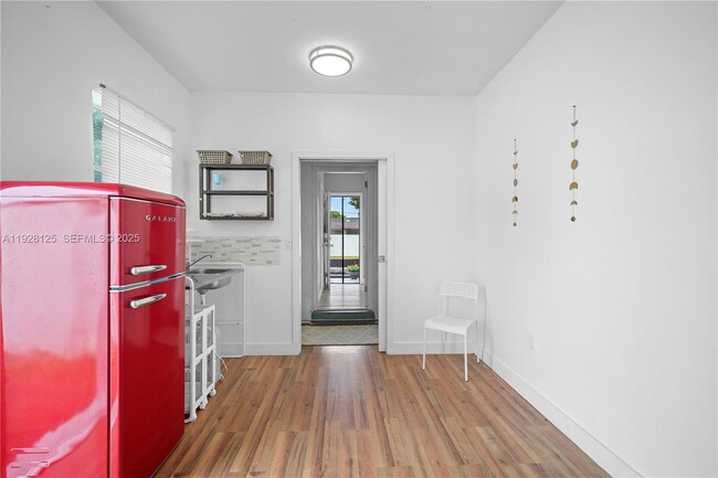 Building Photo - 16101 NE 11th Ave