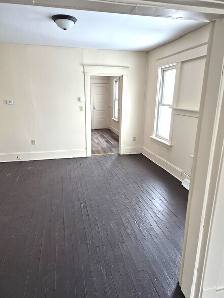 Building Photo - 601 E 12th St