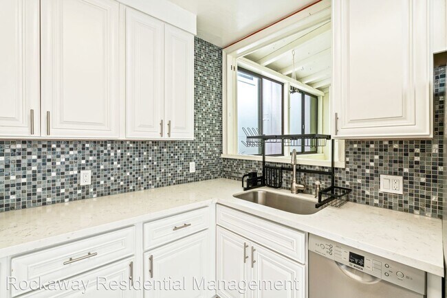 Building Photo - 3 br, 1 bath House - 1559 Funston Ave.