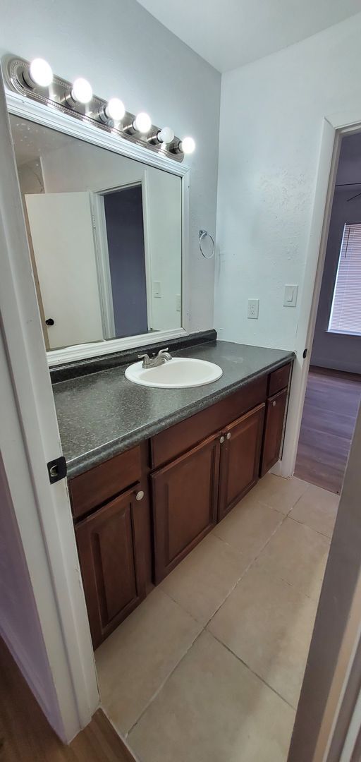 Building Photo - Spacious 2 bedroom near the Mall at Millenia