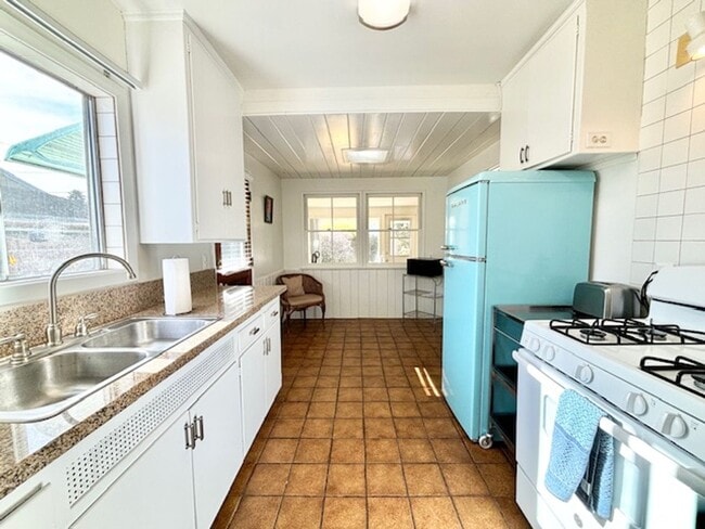 Building Photo - 211 E - Midtown Blue Bungalow | FURNISHED