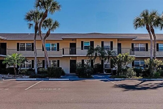 Building Photo - 6999 W Country Club Dr N