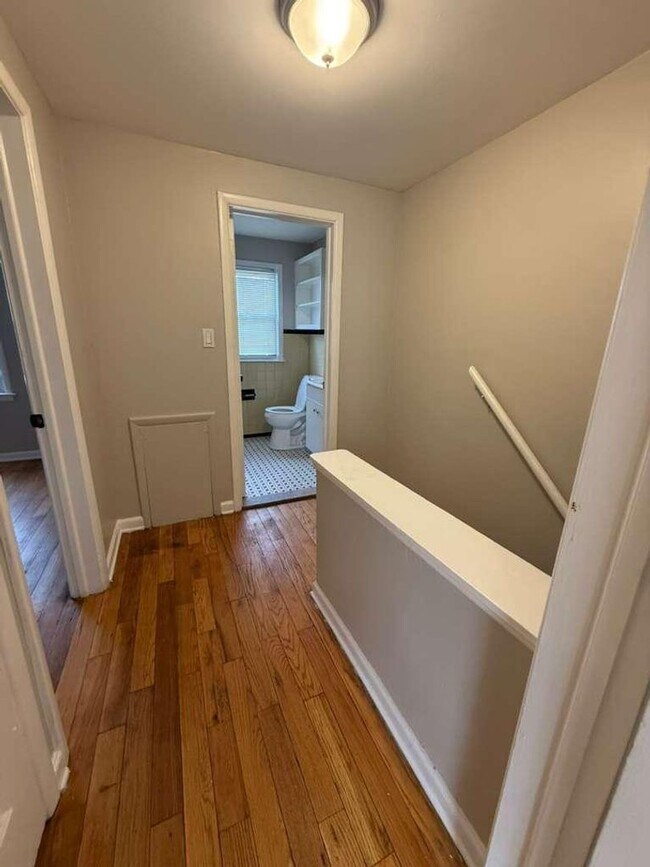 Building Photo - Beautiful updated townhome