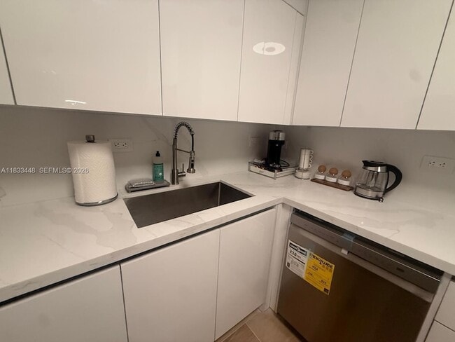 Building Photo - 1500 Bay Rd