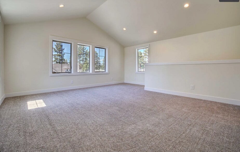 Bonus Room - 1020 N Bluebird St