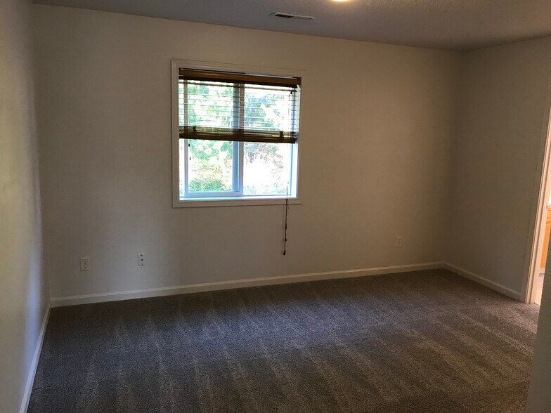 2nd Bedroom Suite - 7212 34th Ave NE