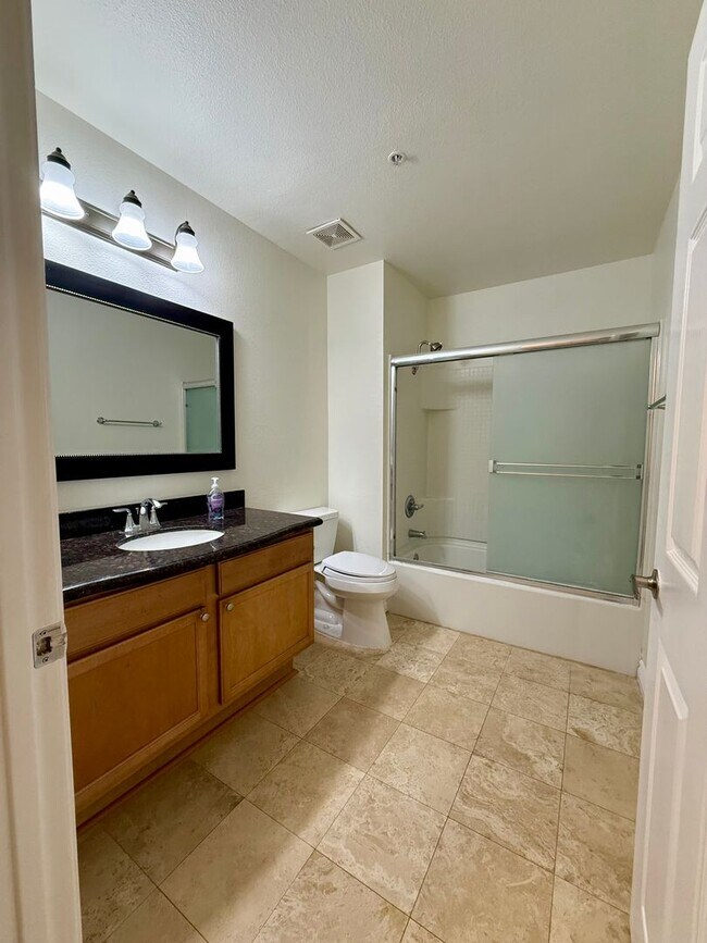 Building Photo - Charming 3 Bedroom 2 Bathroom Condo in the...