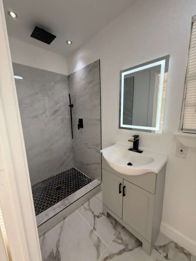 Building Photo - BEAUTIFUL HOME IN HOUSTON. MOVE IN READY!.