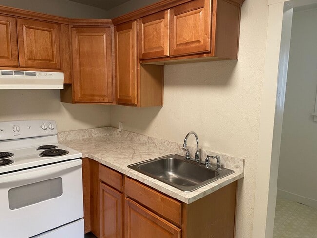 Building Photo - Cute Duplex Close to Shopping