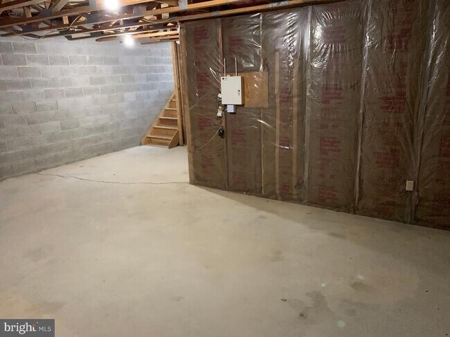 Building Photo - 468 Lynetree Dr