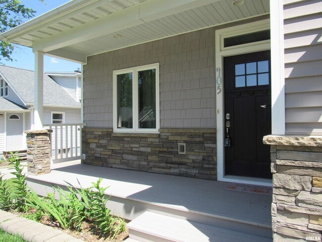 Building Photo - 405 E Palace Row