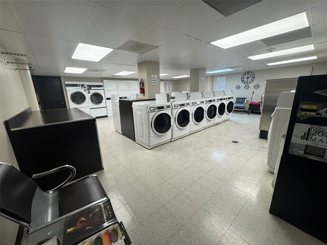 Building Photo - 2016 Main St