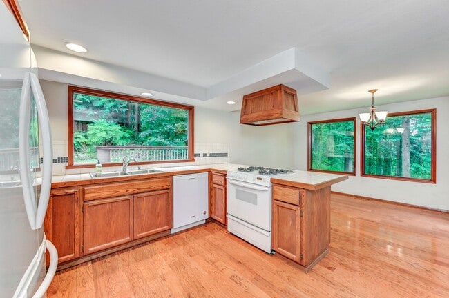 Building Photo - Great Home Tucked Away in Mirrormont on Tiger Mountain