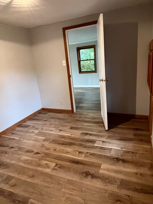 Building Photo - 908 1/2 S 24th Street Tiny House