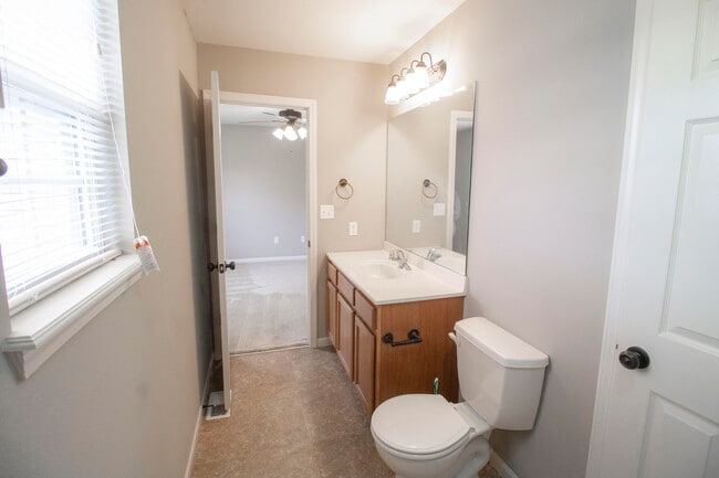 Building Photo - 5000 Derby Ridge Dr