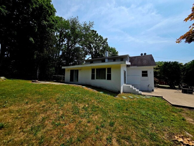 Building Photo - 16 Ernest Ln