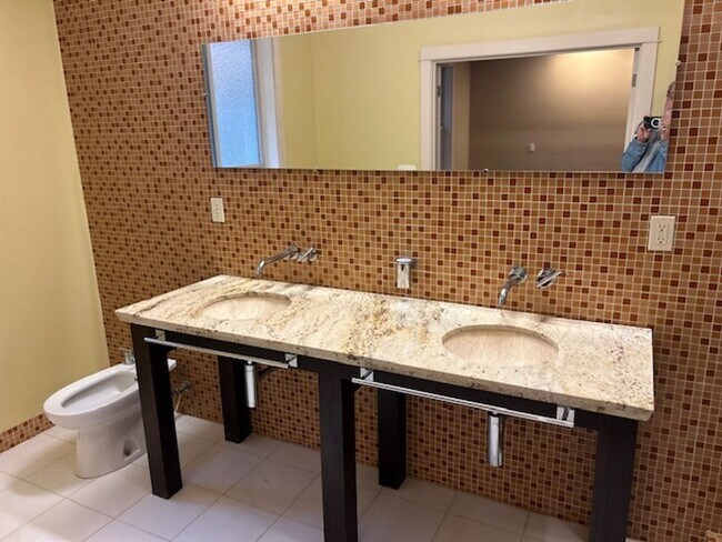 Building Photo - Burnt Bridge Creek 4 bedroom- Single Level