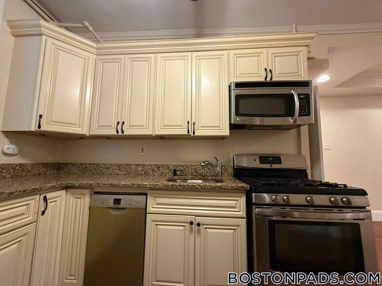 Building Photo - 1253 Beacon St