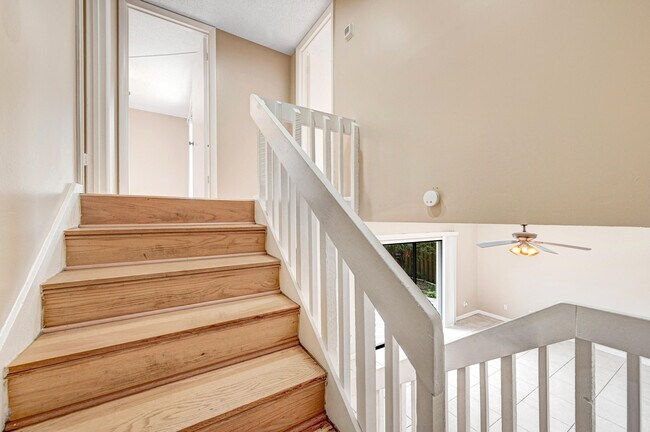 Building Photo - 2111 Vista Oaks Cir NE
