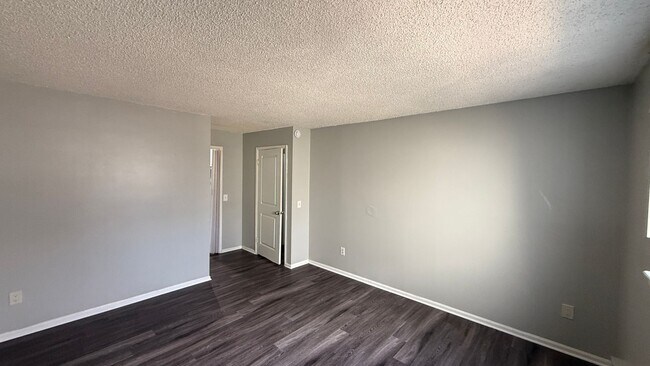 Building Photo - 2 Bedroom 2 Bathroom Condo in Red Fin!