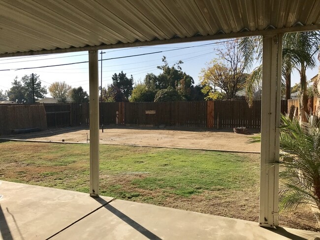 Building Photo - Adorable House in North Bakersfield!