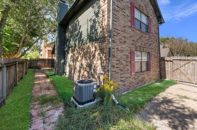 Building Photo - 11 Regency Ln