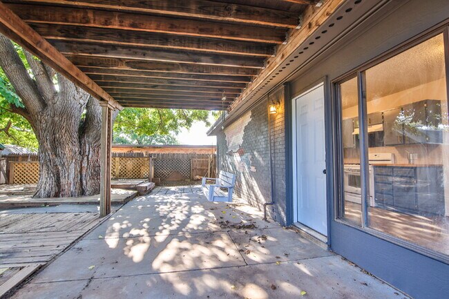 Building Photo - Charming 3 Bedroom, 1 bathroom in Central Lubbock