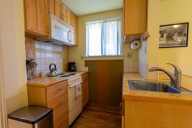 Building Photo - 550 square foot Fully Furnished short term...