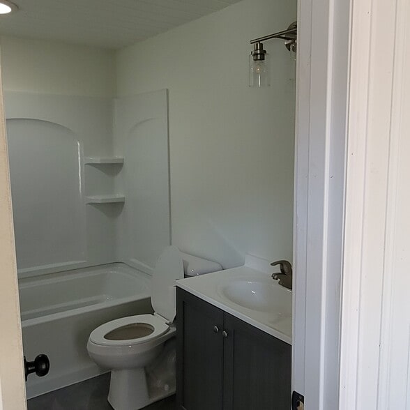 bathroom - 864 N Pine St