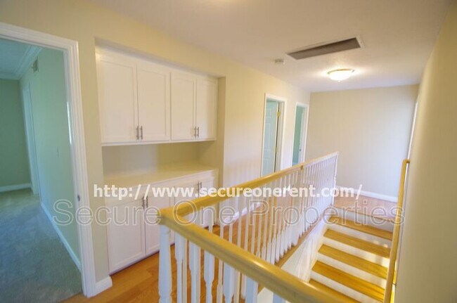Building Photo - 5827 Fairhaven Ave