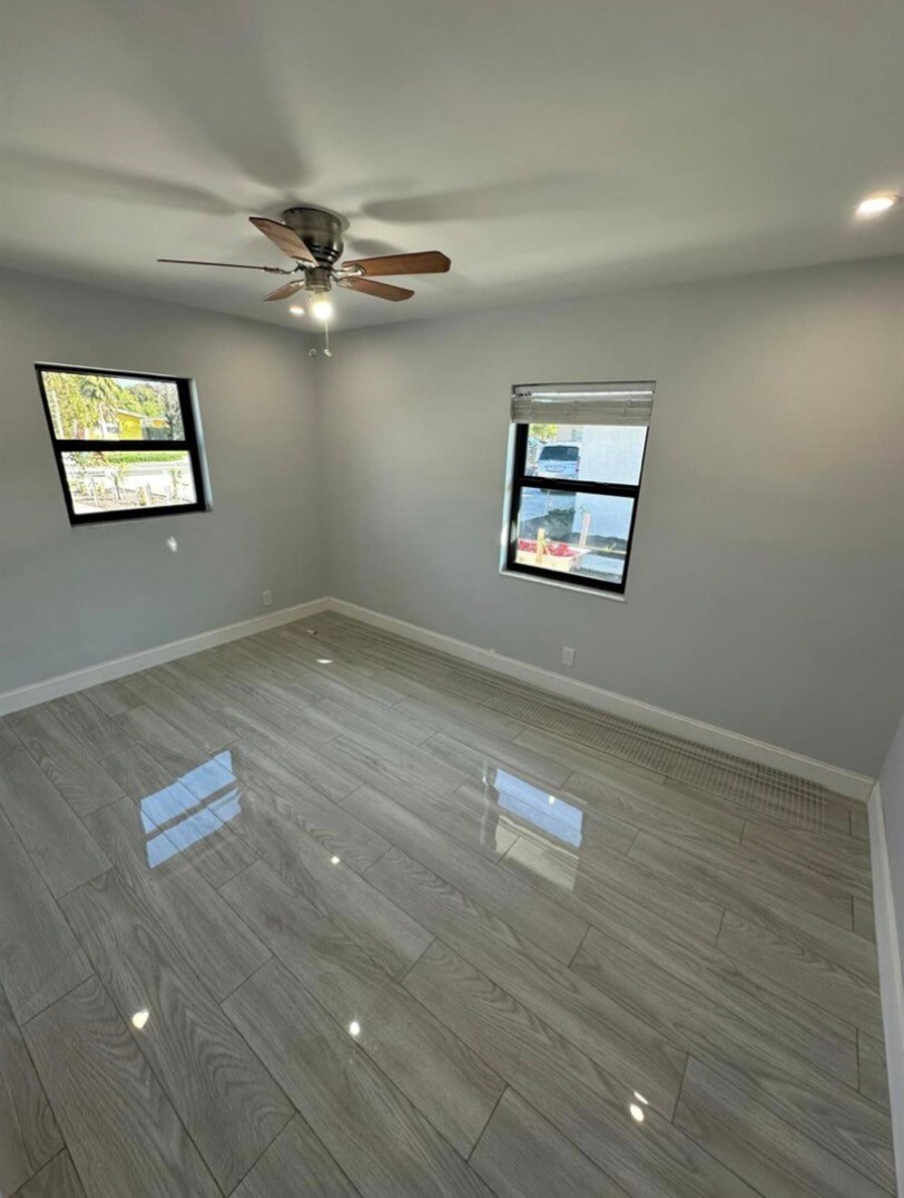 Building Photo - 122 SW 12th Ave