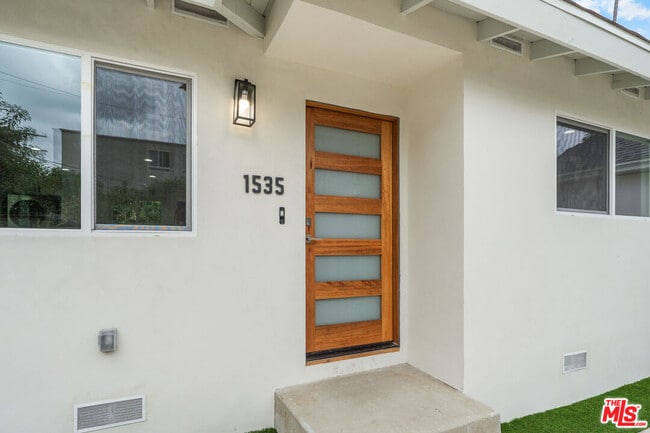 Building Photo - 1535 N Kingsley Dr