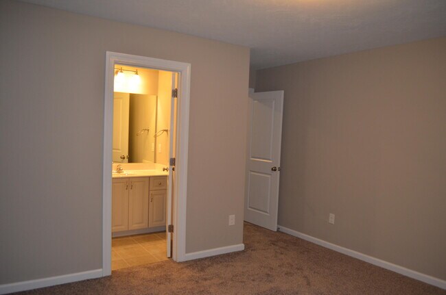 Building Photo - 1715 Davenport Dr
