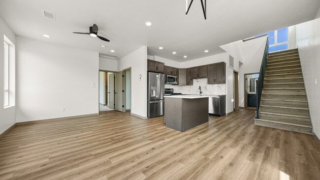 Building Photo - 353 Toms Cyn Dr