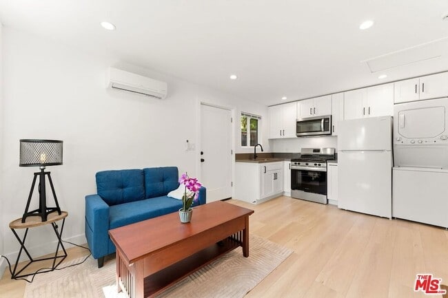 Building Photo - 7103 Hatillo Ave