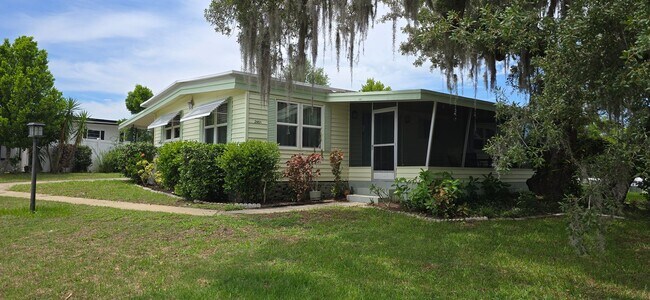 Building Photo - 2 bed 2 baths with carport
