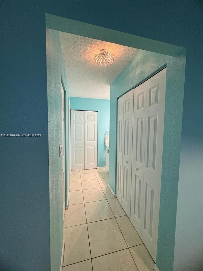 Building Photo - 1817 S Ocean Dr