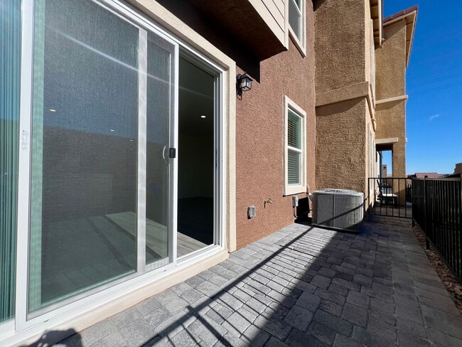 Building Photo - Centennial LIKE-NEW beautiful 3-bedroom, 2.5-bath townhome is a must-see!