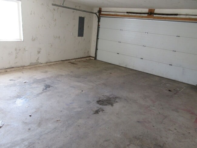 Building Photo - 7 bedroom, 3 bathroom twin home