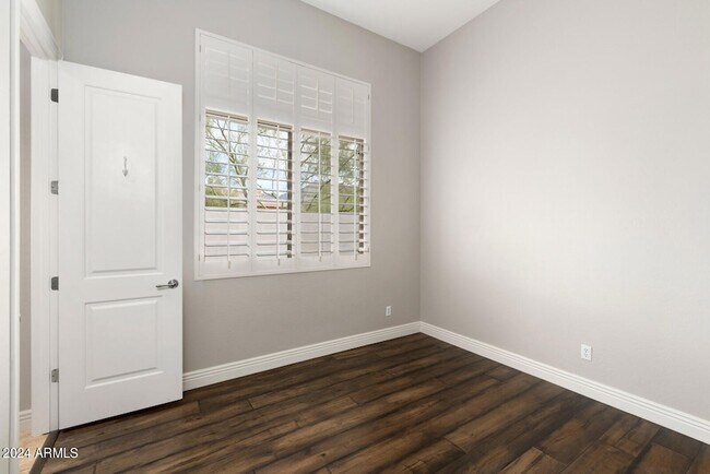 Building Photo - 9901 E Edgestone Dr