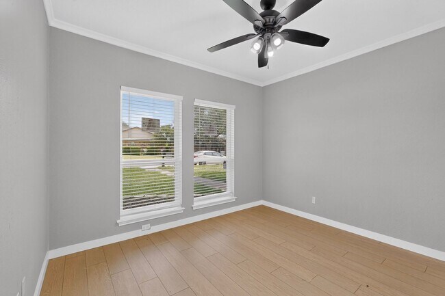 Building Photo - 620 W Stoneybrook Dr