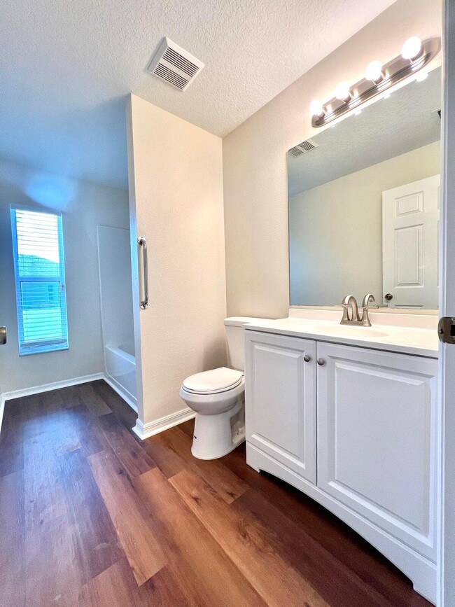 Building Photo - 532 SW Kabot Ave