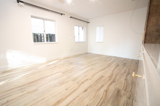 Building Photo - 1112 NE 1st Ave