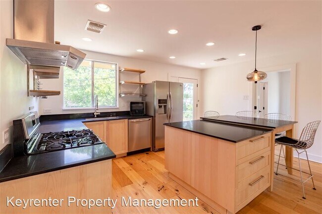 Building Photo - 1423 Broadmoor Dr