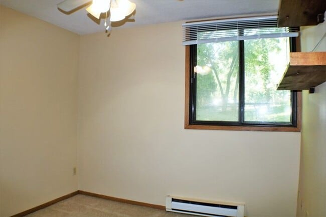 Building Photo - $950 | 2 Bedroom, 1 Bathroom Apartment | N...
